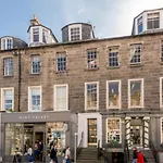 Spacious 3 Bedroom Flat In The City Centre