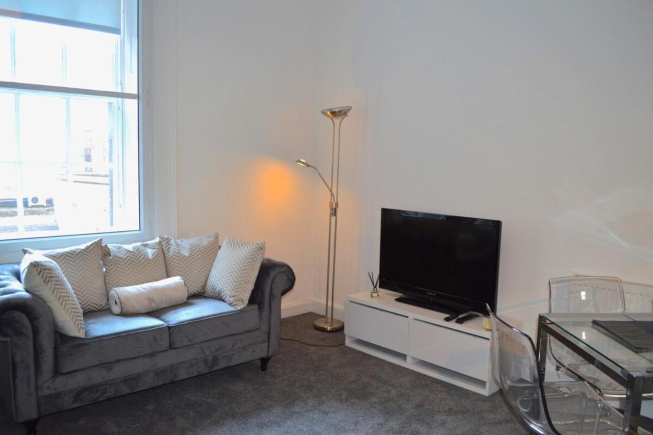 Spacious 3 Bedroom Flat In The Centre Appartement *